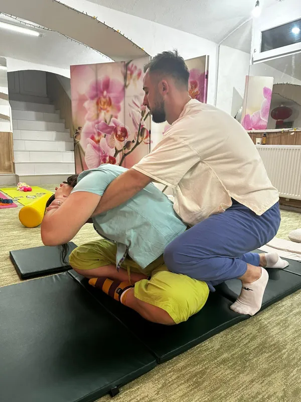 Masaj Tailandez - Mobilizare articulară pe saltea specială la sol